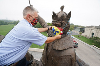 Máscara en la estatua