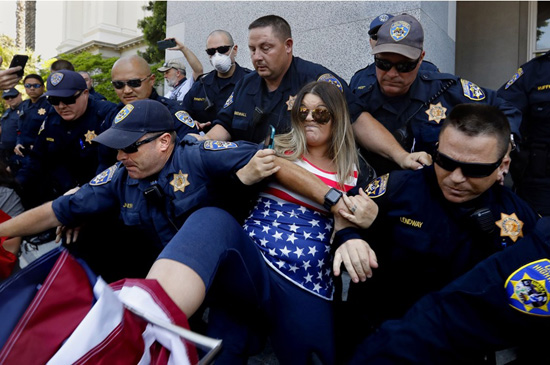 mujer en protesta