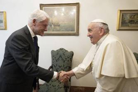Bill Clinton shaking hands with Pope Francis