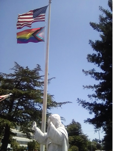 Bandera arcoíris sobre el Sagrado Corazón